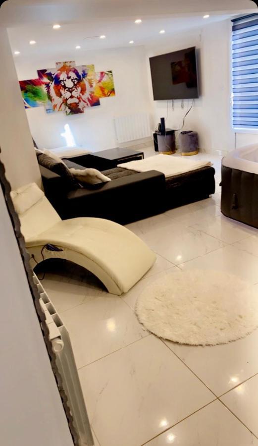 Love Room Живор Экстерьер фото
